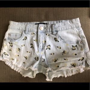 Light wash denim shorts with embroidered flowers